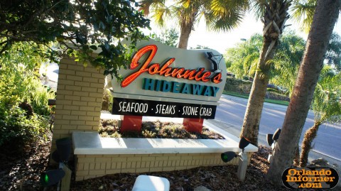 Johnnie's Hideaway Restaurant: Entryway sign.