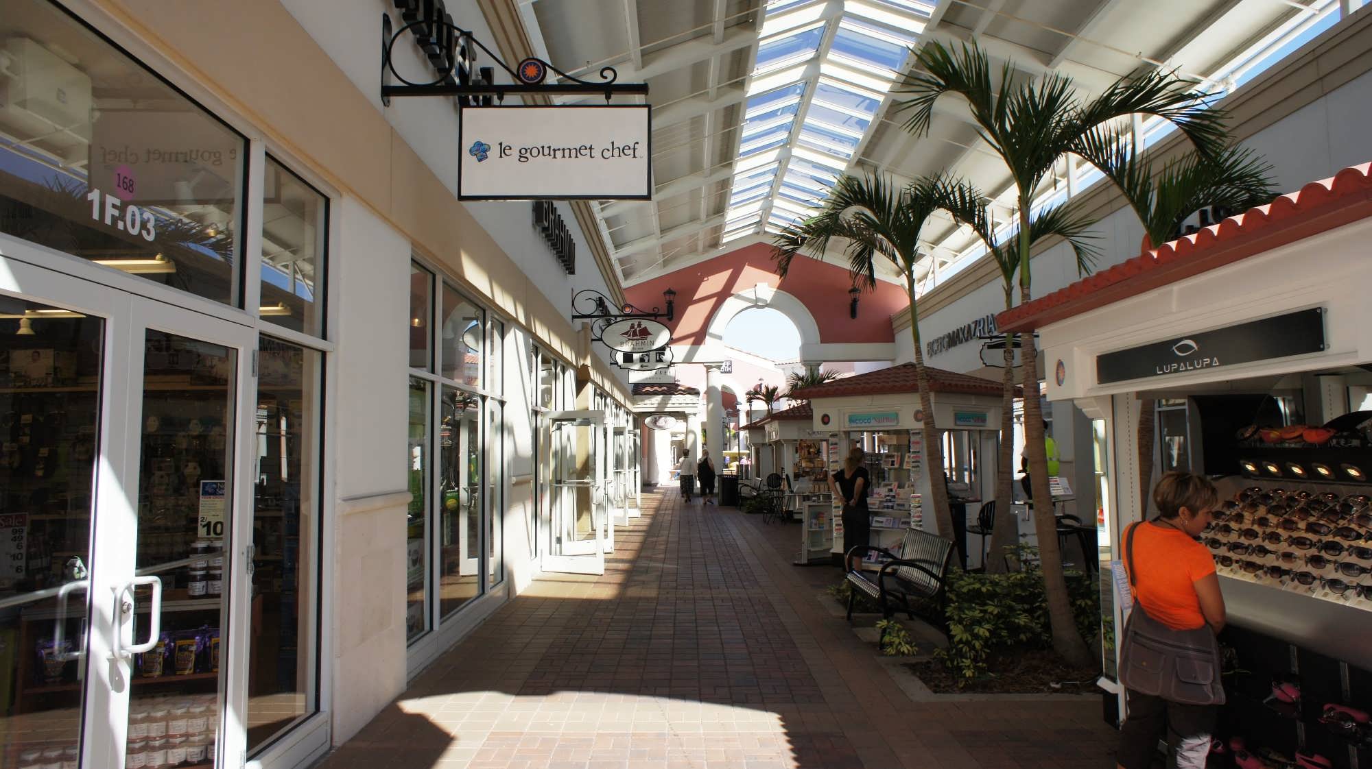 Orlando Premium Outlets International Drive: Closest outlets to Universal Orlando