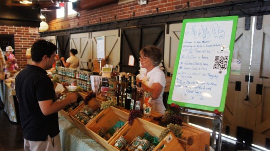 Winter Park Farmers Market: Shopping inside for the best deals. Winter Park Farmers Market: Shopping inside for the best deals.